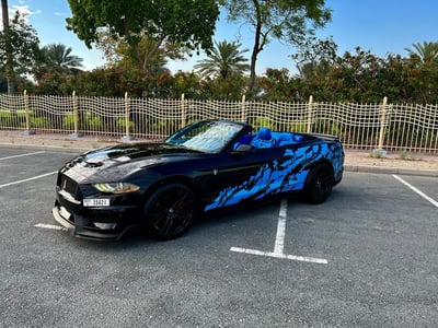 Schwarz Ford Mustang Convertible zur Miete in Dubai 1