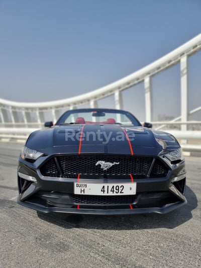 Noir Ford Mustang Eco Boost V4 cabrio en location à Abu-Dhabi 0