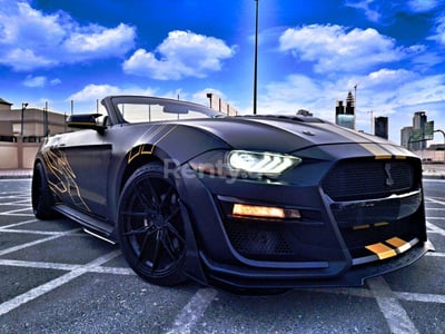 Negro Ford Mustang en alquiler en Sharjah 1