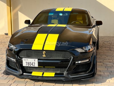 Schwarz Ford Mustang zur Miete in Sharjah 0