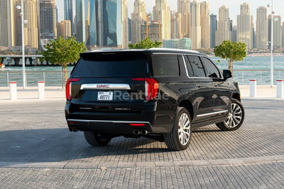 Schwarz GMC Denali zur Miete in Dubai 1