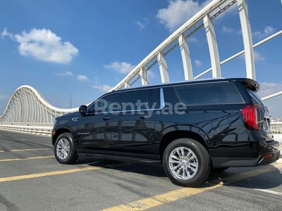 Schwarz GMC Yukon XL zur Miete in Dubai 0