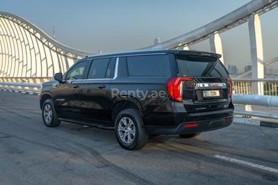 Nero GMC Yukon XL in affitto a Abu-Dhabi 1