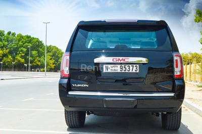 Noir GMC Yukon en location à Sharjah 0