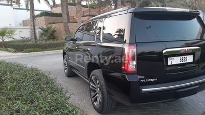 Schwarz GMC Yukon zur Miete in Dubai 1