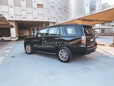 Noir GMC Yukon en location à Dubai 0