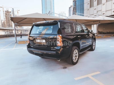 Schwarz GMC Yukon zur Miete in Sharjah 1