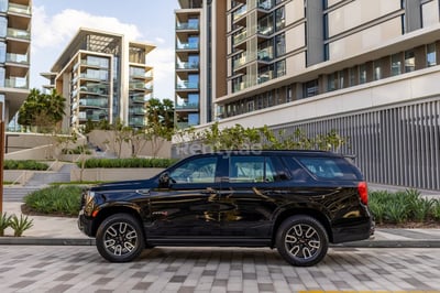 Schwarz GMC Yukon AT4 zur Miete in Dubai 1