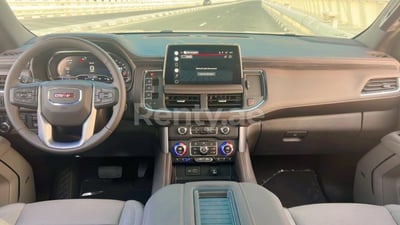 أسود GMC Yukon للإيجار في دبي 1