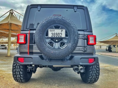 Черный Jeep Wrangler в аренду в Дубай 0