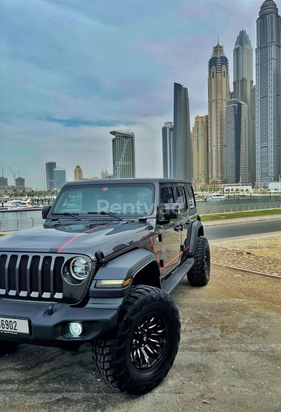 Schwarz Jeep Wrangler zur Miete in Dubai 1