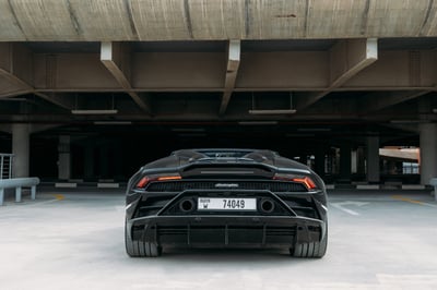 Noir Lamborghini Evo Spyder en location à Sharjah 1