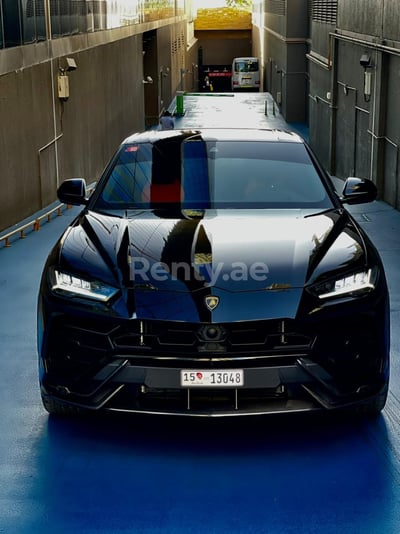 أسود Lamborghini Urus للإيجار في دبي 0