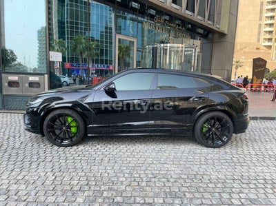 Negro Lamborghini Urus en alquiler en Abu-Dhabi 1