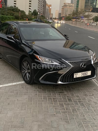 在迪拜租赁黑色 Lexus ES350 0