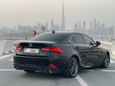 Schwarz Lexus IS zur Miete in Abu-Dhabi 0