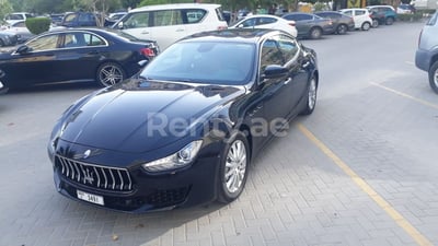 أسود Maserati Ghibli للإيجار في أبو ظبي 0