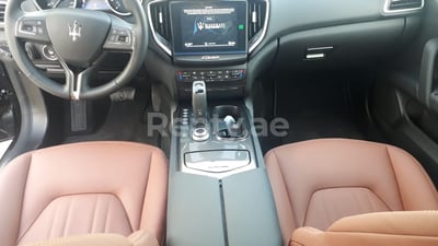 أسود Maserati Ghibli للإيجار في دبي 1