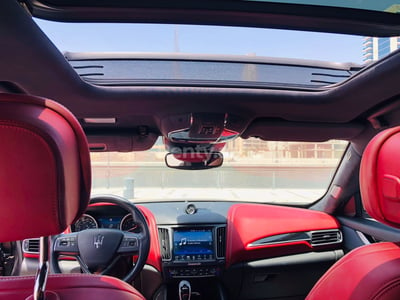 Nero Maserati Levante in affitto a Sharjah 0