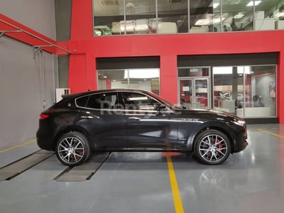 Negro Maserati Levante en alquiler en Abu-Dhabi 1