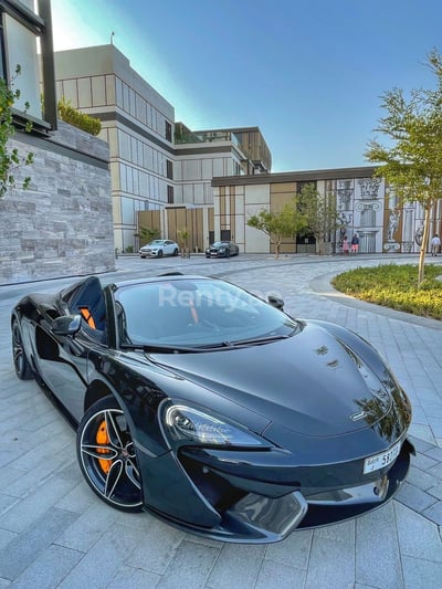 Schwarz McLaren 570S Spyder zur Miete in Sharjah 1