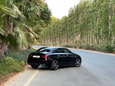 Negro Mercedes A Class en alquiler en Dubai 0