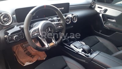 أسود Mercedes A35 للإيجار في دبي 1