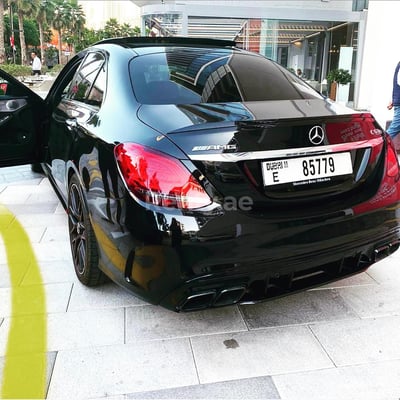 Schwarz Mercedes AMG C63s Carbon Edition zur Miete in Sharjah 1