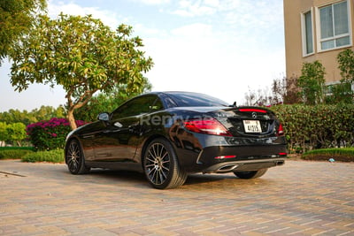 Negro MERCEDES BENZ SLC 300 2019 en alquiler en Sharjah 0