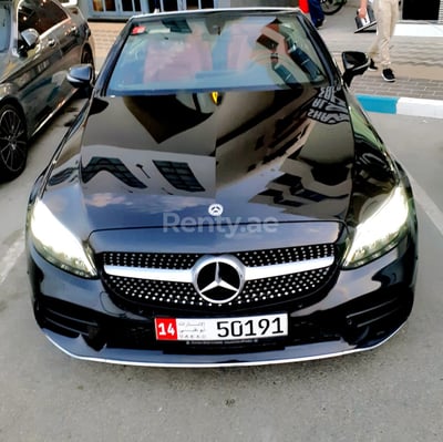 أسود Mercedes C200 cabrio للإيجار في دبي 1