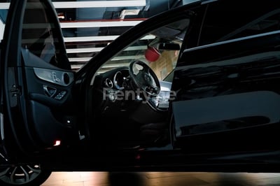 Noir Mercedes C Class en location à Sharjah 1