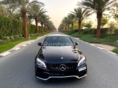 Negro Mercedes C Class en alquiler en Abu-Dhabi 0