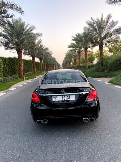 Nero Mercedes C Class in affitto a Dubai 1