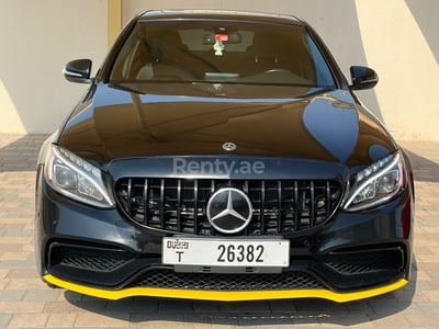 أسود Mercedes C Class للإيجار في دبي 0