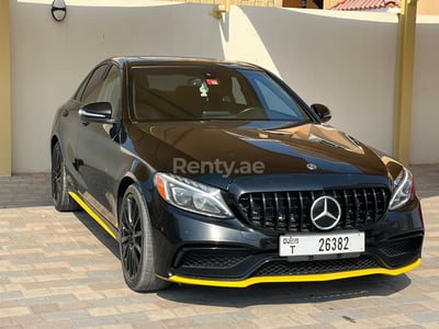 Noir Mercedes C Class en location à Dubai 1