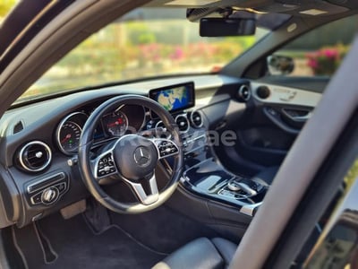 أسود Mercedes C class للإيجار في أبو ظبي 0