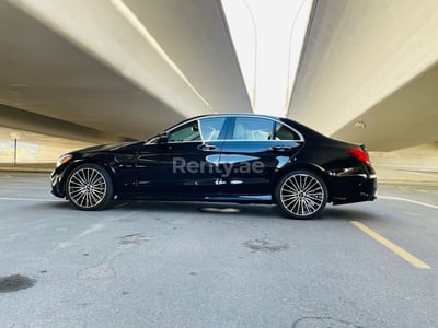 أسود Mercedes C300 Class للإيجار في الشارقة 1