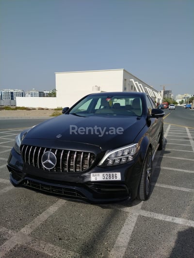 Schwarz Mercedes C300 Class zur Miete in Dubai 0