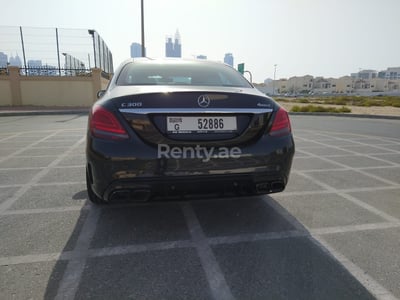 أسود Mercedes C300 Class للإيجار في دبي 1