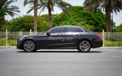 Schwarz Mercedes C300 zur Miete in Dubai 0