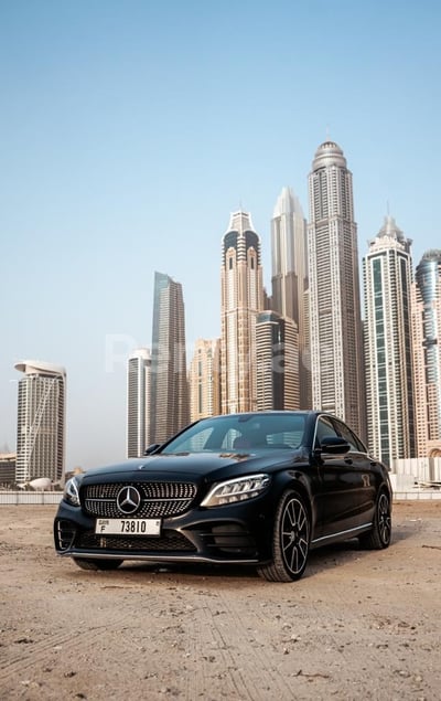 Noir Mercedes C300 en location à Dubai 0