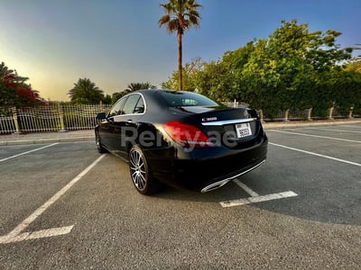 أسود Mercedes C300 للإيجار في دبي 1