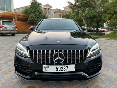 Schwarz Mercedes C300 with C63 Black Edition Bodykit zur Miete in Sharjah 0