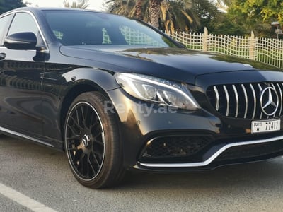 在阿布扎比租赁黑色 Mercedes C63 AMG specs 1