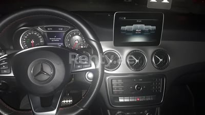 Noir Mercedes CLA 250 en location à Abu-Dhabi 1