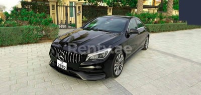 Negro Mercedes CLA en alquiler en Abu-Dhabi 0