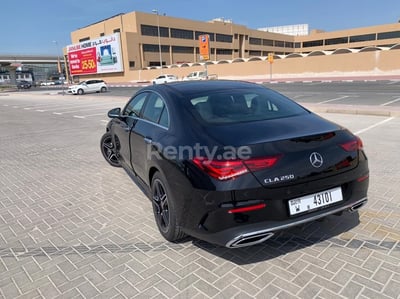 Schwarz Mercedes CLA zur Miete in Abu-Dhabi 0