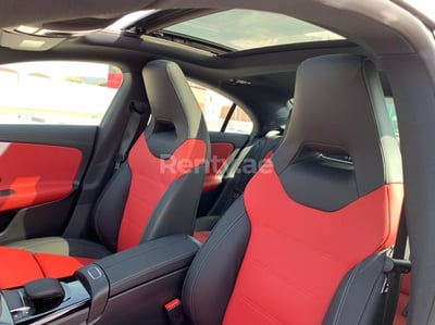 أسود Mercedes CLA للإيجار في أبو ظبي 1