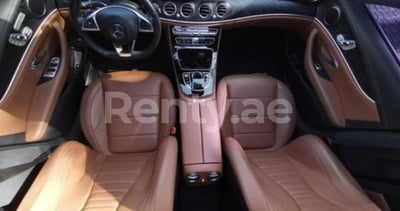 Negro Mercedes E Class en alquiler en Sharjah 0