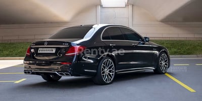 Noir Mercedes E Class en location à Abu-Dhabi 0